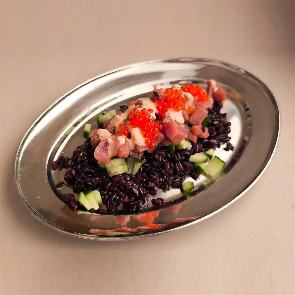 Arroz venere y tartar de atún