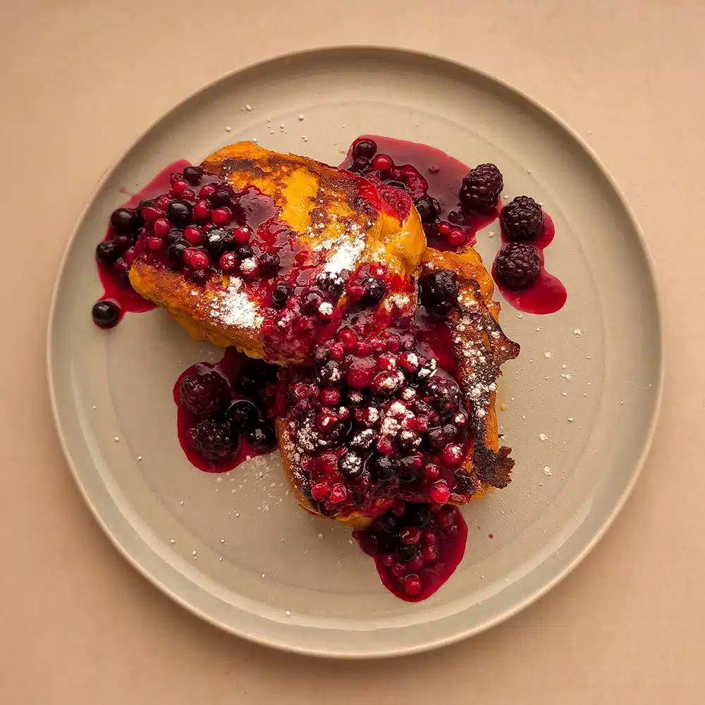 french toast de mascarpone frutos del bosque